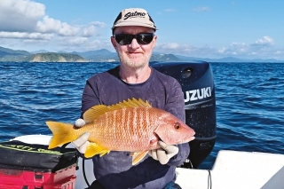 Peter s úlovkom ryby 
z druhu ostriežovitých.